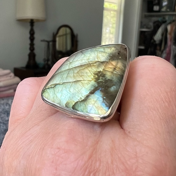 Gorgeous Labradorite Ring, Size 7 - Picture 6 of 15